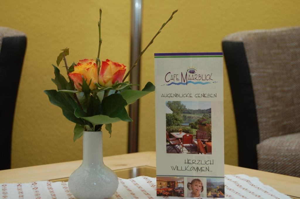 Hotel-Ferienwohnungen Cafe Maarblick Schalkenmehren Εξωτερικό φωτογραφία